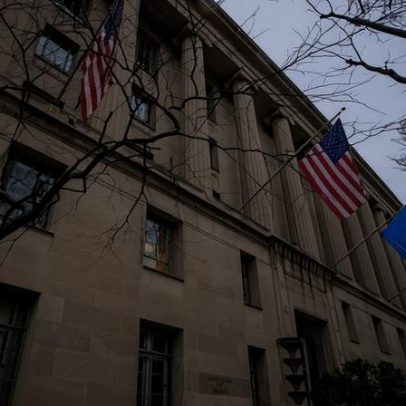 Trump reintegra funcionários demitidos da agência de relações raciais do DoJ