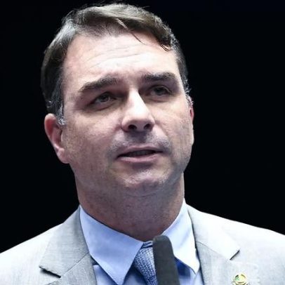 Flávio Bolsonaro mantém pedido de apoio de Tarcísio, apesar do silêncio