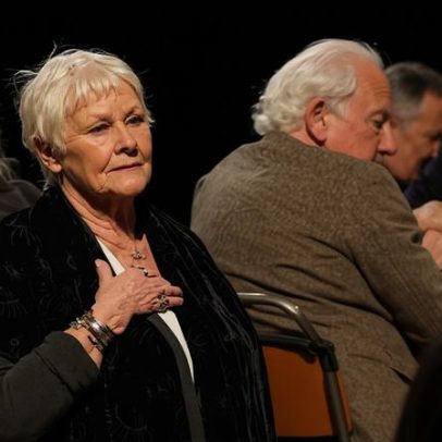 Judi Dench e estrelas sob o encanto da maior comédia da história