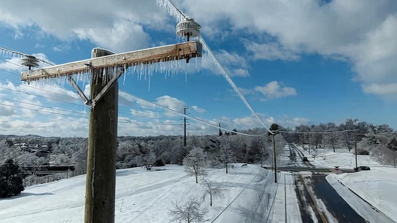 In this aerial view, ice accumulates on utility lines on 26 January 2026 in Nashville, Tennessee.