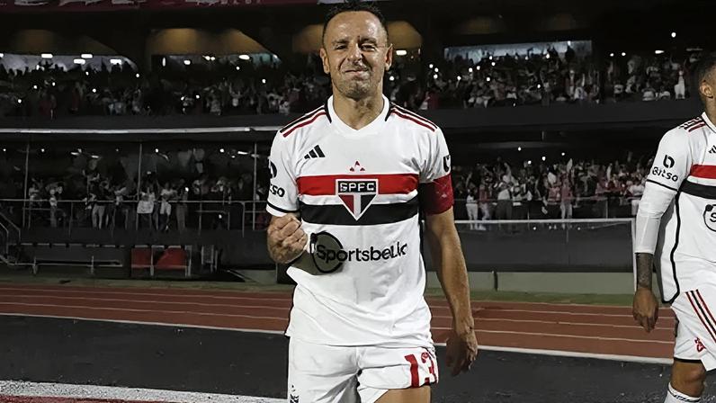 Rafinha comemora o gol que marcou no Choque-Rei da Copa do Brasil