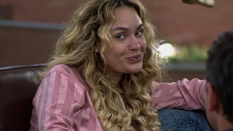 Após 18 anos de cabelo alisado, transição capilar de Sarah, do 'BBB 26', chama atenção da web; sister crava: 'Agora estou preparada para assumir...'