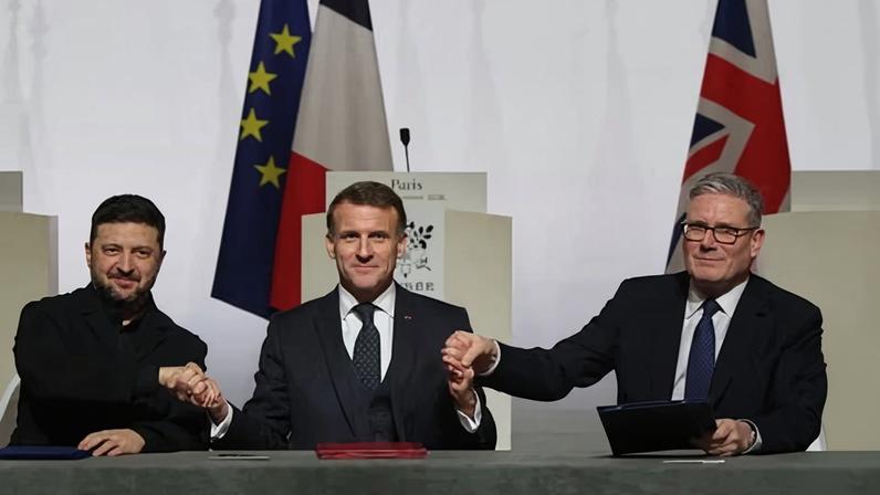 Volodymyr Zelenskyy, Emmanuel Macron and Keir Starmer at the summit.