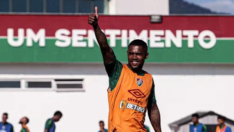 Douglas Costa volta ao time após lesão — Foto: Marcelo Gonçalves/Fluminense