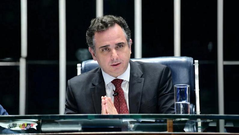 À mesa, presidente do Senado Federal, senador Rodrigo Pacheco (PSD-MG), conduz sessão.