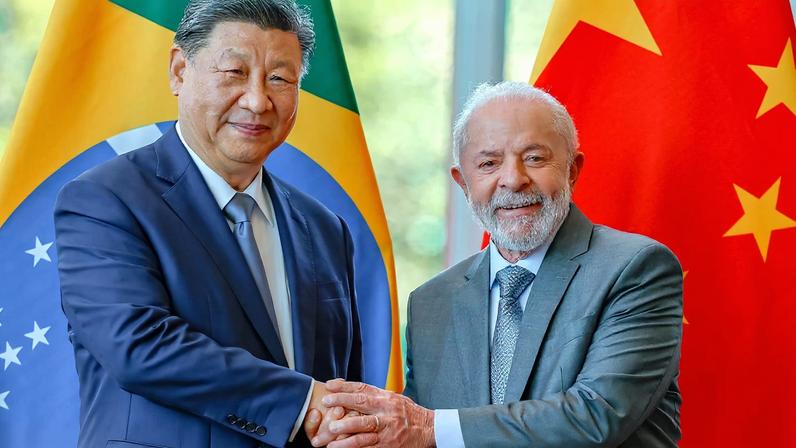 Luiz Inácio Lula da Silva durante reunião com Xi Jinping no Palácio da Alvorada