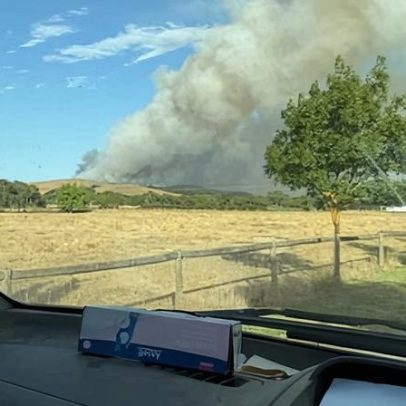 Incêndios ao sul de Adelaide: moradores alertados sobre fumaça e brilho