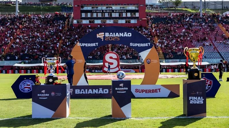 Troféus do Baianão posicionados no Barradão (Foto: Troféu do Campeonato Baiano 2024 (Foto: Letícia Martins/EC Bahia)