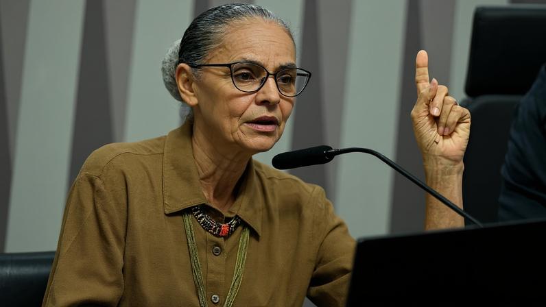 A ministra do Meio Ambiente, Marina Silva, em audiência com senadores da Comissão de Serviços de Infraestrutura. Discussão com parlamentares encerrou sessão antes do previsto.