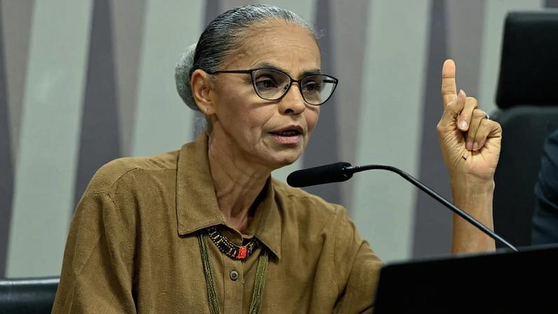 A ministra do Meio Ambiente, Marina Silva, em audiência com senadores da Comissão de Serviços de Infraestrutura. Discussão com parlamentares encerrou sessão antes do previsto.
