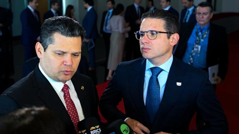 Presidente do Senado Federal, senador Davi Alcolumbre (União-AP), e o presidente da Câmara dos Deputados, deputado Hugo Motta (Republicanos-PB), concedem entrevista. Foto: Edilson Rodrigues/Agência Senado