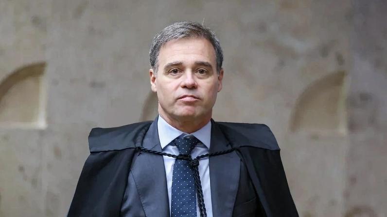 Ministro André Mendonça em sessão plenária do STF.