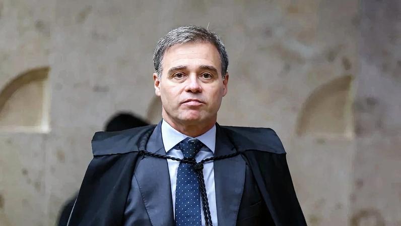 Ministro André Mendonça em sessão plenária do STF.