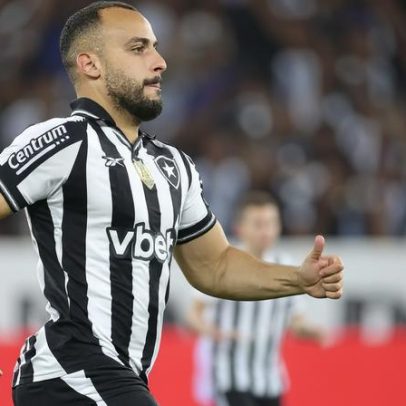 Arthur Cabral volta de férias confiante para engrenar no Botafogo