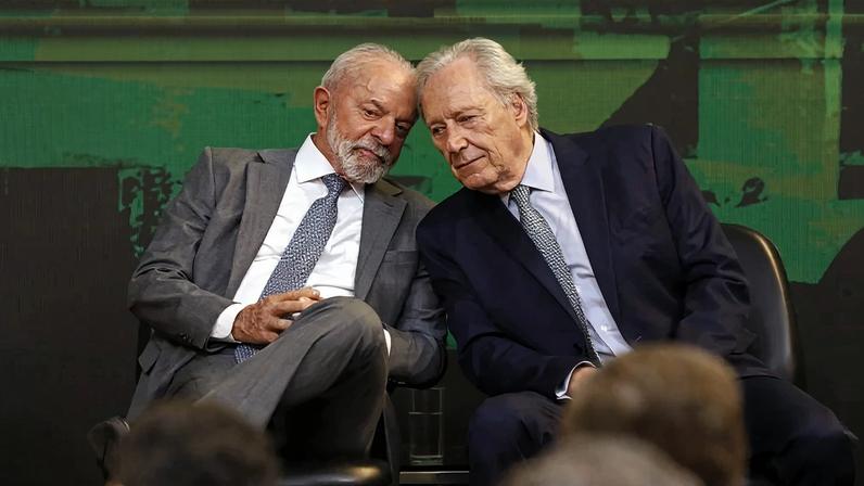 O presidente Lula (PT) conversa com o ministro da Justiça, Ricardo Lewandowski, durante cerimônia de inauguração escultura de Burle Marx no ministério da Justiça. Foto: Bruno Peres/Agência Brasil