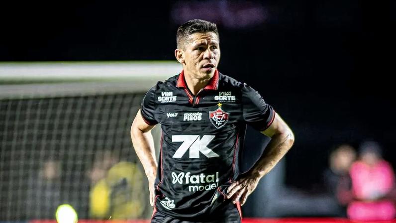 Osvaldo em ação com a camisa do Vitória (Foto: Victor Ferreira / EC Vitória)