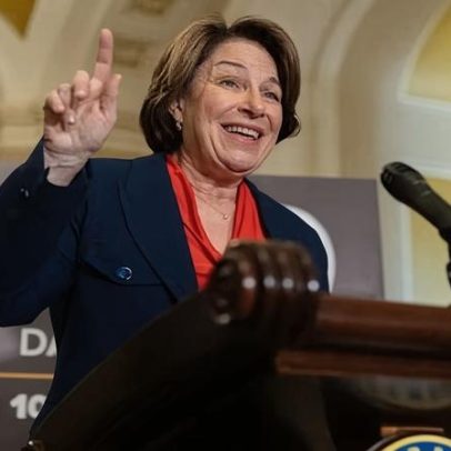 Senadora democrata Amy Klobuchar anuncia candidatura ao governo de Minnesota