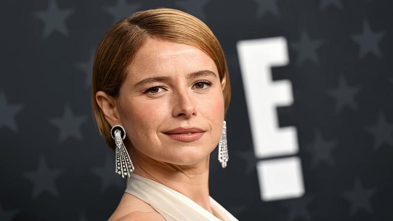 Jessie Buckley posing for photos at an awards ceremony