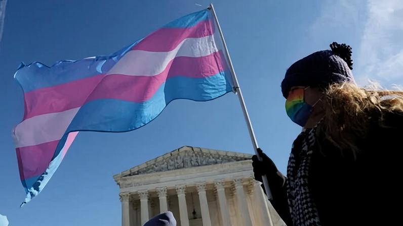 Suprema Corte dos EUA julga casos de atletas trans que podem erodir proteções