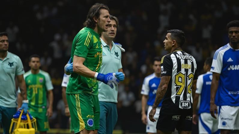 Goleiro Cássio, do Cruzeiro, deixa o gramado (Foto: Pedro Souza/Atlético-MG)