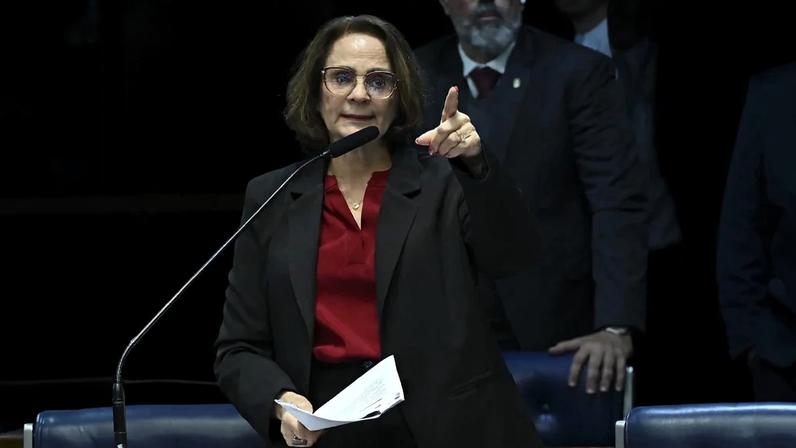 À bancada, em pronunciamento, senadora Damares Alves (Republicanos-DF). Foto: Jefferson Rudy/Agência Senado