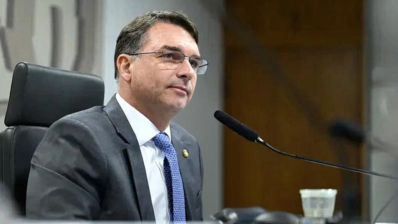 O nome de Flávio Bolsonaro enfrenta resistências no Centrão, que preferia Tarcísio como cabeça de chapa. (Foto: Andressa Anholete/Agência Senad)