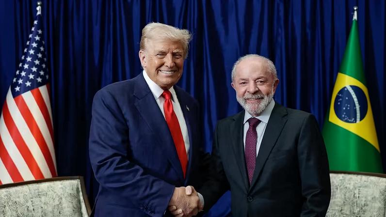 Presidente da República, Luiz Inácio Lula da Silva, durante Encontro com o Presidente dos Estados Unidos, Donald Trump, durante o 47ª Cúpula da Associação de Nações do Sudeste Asiático - ASEAN em Kuala Lampur, Malásia. — Foto: Ricardo Stuckert/Presidência da República