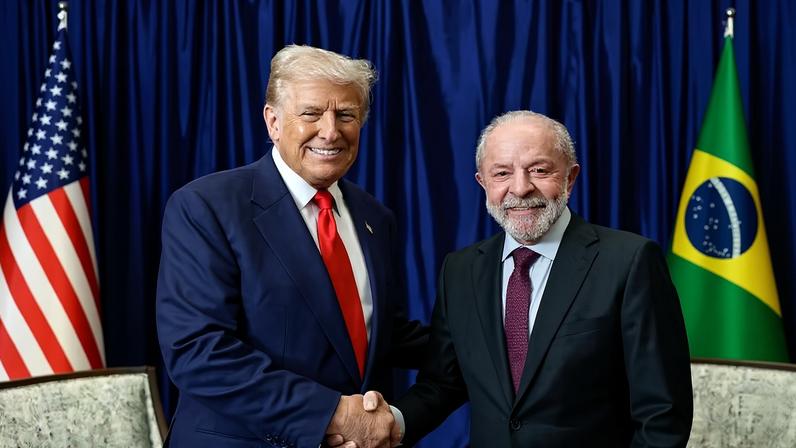 Imagem de arquivo mostra Donald Trump e Lula durante a 47ª Cúpula da Associação de Nações do Sudeste Asiático - ASEAN em Kuala Lampur, Malásia. — Foto: Ricardo Stuckert/Presidência da República