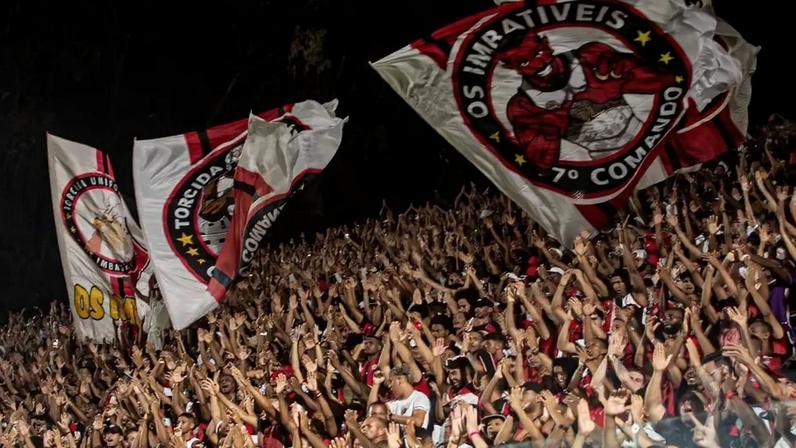Torcida do Vitória faz a festa no Barradão em duelo contra o Internacional (Foto: Victor Ferreira / EC Vitória)