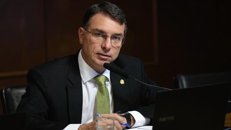 Senador Flávio Bolsonaro é pré-candidato à Presidência e viajará para Israel. Em discurso, à bancada, senador Flávio Bolsonaro (PL-RJ). Foto: Edilson Rodrigues/Agência Senado (Foto: Edilson Rodrigues/Agência Senad)