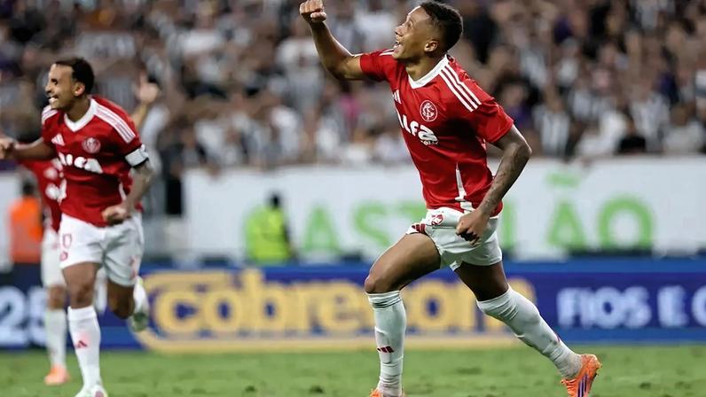 Vitinho comemora gol na reta final do Brasileirão do ano passado (Foto: Ricardo Duarte/SC Internacional)