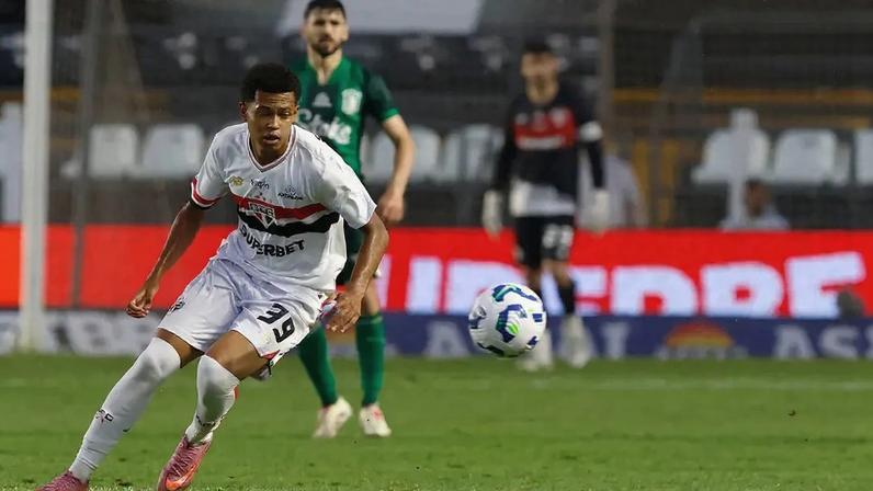 Paulinho estava na mira de Crespo desde o ano passado (Foto: Rubens Chiri/Saopaulofc.net)
