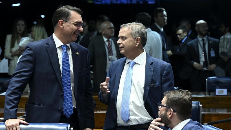 Os senadores Flávio Bolsonaro (PL-RJ) e Rogério Marinho (PL-RN) em sessão no Senado, em dezembro de 2025. — Foto: Carlos Moura/Agência Senado