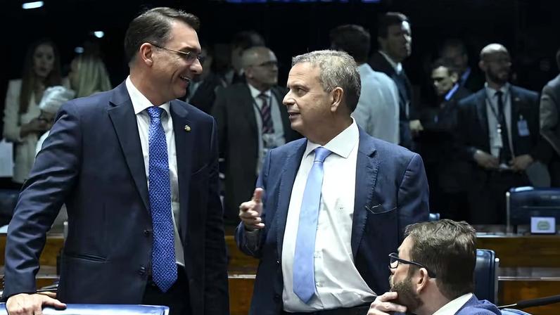 Os senadores Flávio Bolsonaro (PL-RJ) e Rogerio Marinho (PL-RN) em sessão no Senado, em dezembro de 2025. — Foto: Carlos Moura/Agência Senado