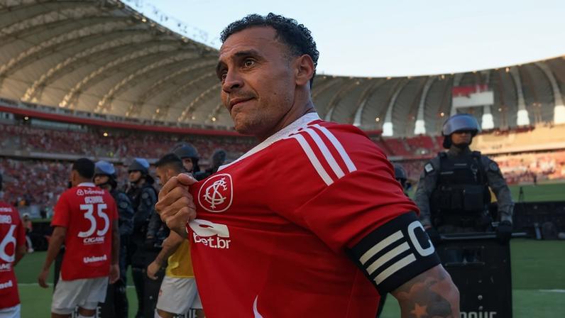 Alan Patrick comemora permanência do Inter na Série A