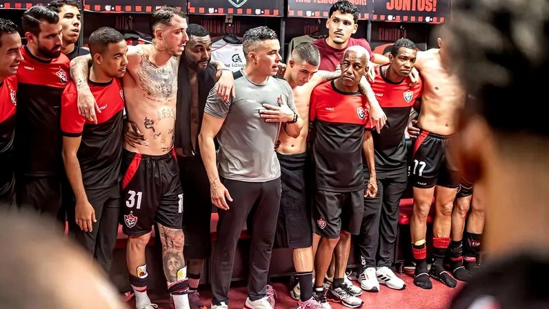 Jair Ventura conversa com atletas do Vitória depois da permanência na Série A (Foto: Victor Ferreira / EC Vitória)