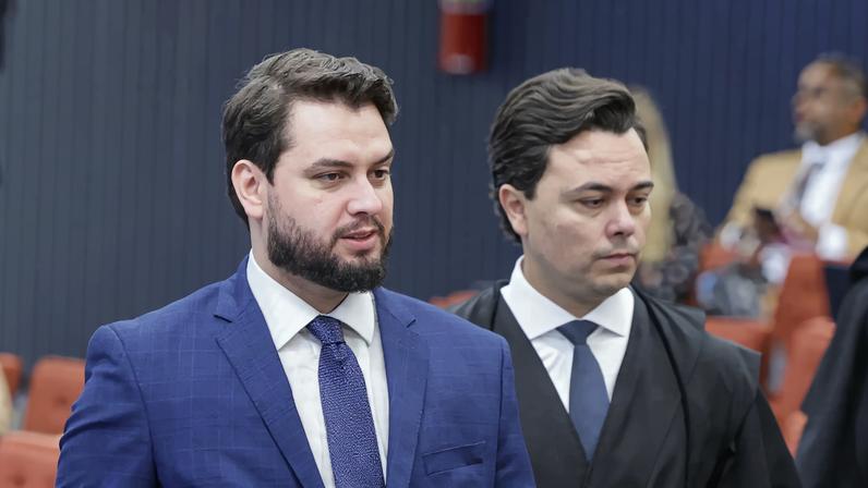 Filipe Martins e seu advogado, Jeffrey Chiquini, em sessão de julgamento da Ação Penal nº 2.693 (núcleo 2), no plenário da Primeira Turma do STF. (Foto: Rosinei Coutinho/STF)