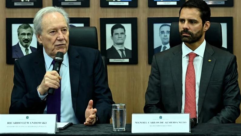 Manoel Carlos de Almeida Neto (dir.) assumirá interinamente o MJSP após a saída de Ricardo Lewandowski (esq.). Foto: Isaac Amorim/MJSP