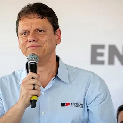 Tarcísio anuncia candidatura à reeleição em SP e visita Bolsonaro para apoiar