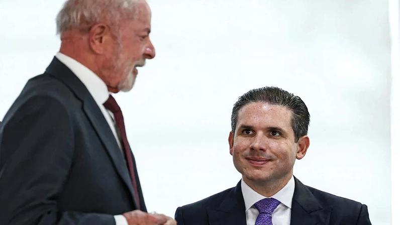 Brasília (DF), 23/12/2025 - O presidente Luiz Inácio Lula da Silva e o presidente da Câmara dos Deputados, Hugo Motta, durante cerimônia de assinatura do decreto que dispõe sobre o reconhecimento, a valorização e a promoção da cultura gospel como manifestação cultural nacional. Foto: Marcelo Camargo/Agência Brasil