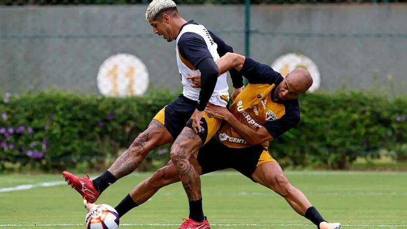 Lucas e Alan Franco durante treinamento do elenco do São Paulo. (Foto: Rubens Chiri / São Paulo FC)
