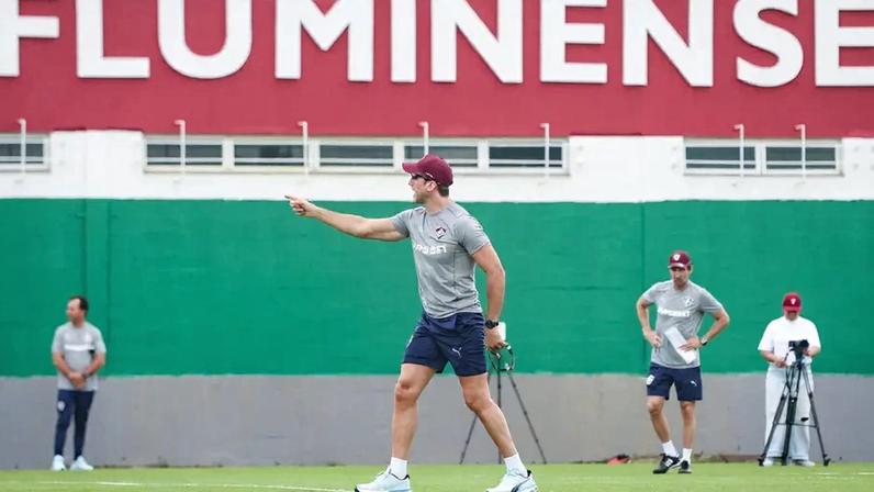 Zubeldía em treinamento pelo Fluminense (Foto: Marcelo Gonçalves/ Fluminense FC)