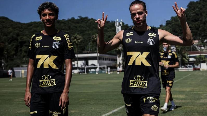 Jogadores do Santos seguem os treinos no CT Rei Pelé (Foto: Raul Baretta/ Santos FC)