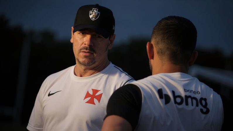 Fernando Diniz, técnico do Vasco, em entrevista coletiva (Foto: Pedro Cobalea/Lance!)