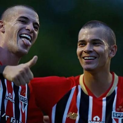 Paulinho marca de bicicleta, São Paulo goleia e mantém 100% na Copinha