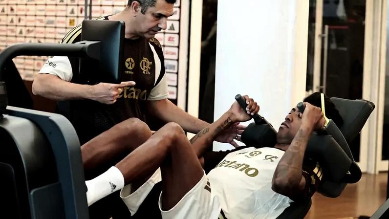 Bruno Henrique se exercita na academia do Ninho do Urubu (Foto: Gilvan de Souza)