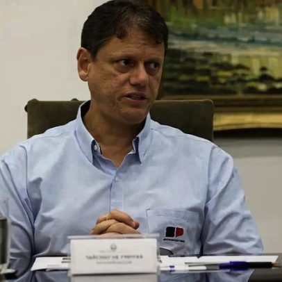 Moraes autoriza visita de Tarcísio a Bolsonaro na Papudinha