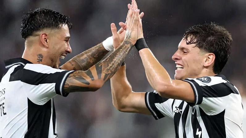 Mateo Ponte e Montoro comemorando gol do Botafogo (Foto: Vítor Silva/Botafogo)