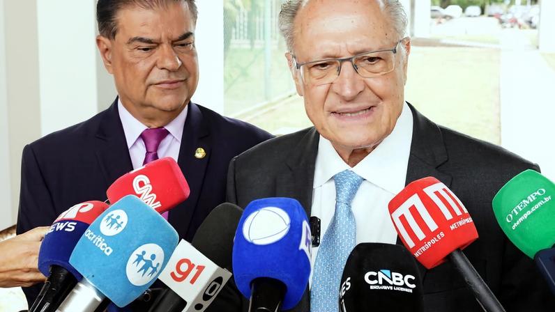 Brasília (DF), 22/01/2026 - Vice Presidente da República Geraldo Alckmin tendo ao lado o senador Nelsinho Trad-PSD/MS, fala com jornalistas. Foto: Cadu Gomes/VPR