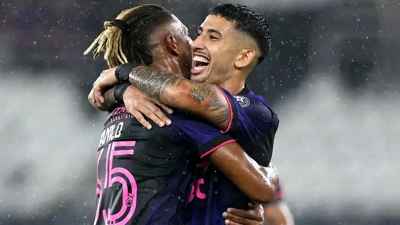 Santi Rodríguez e Danilo comemorando gol do Botafogo (Foto: Vítor Silva/Botafogo)
